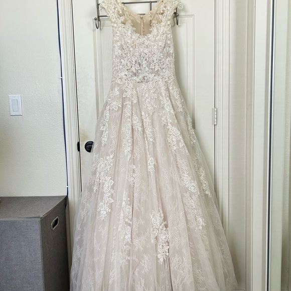 Essence of Australia Elegant Lace Wedding Dress in White - Picture 5 of 9